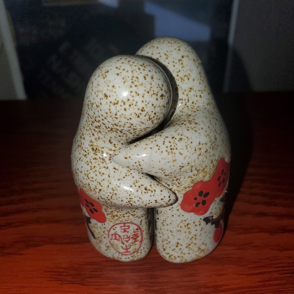 Japanese hugging people salt and pepper shakers